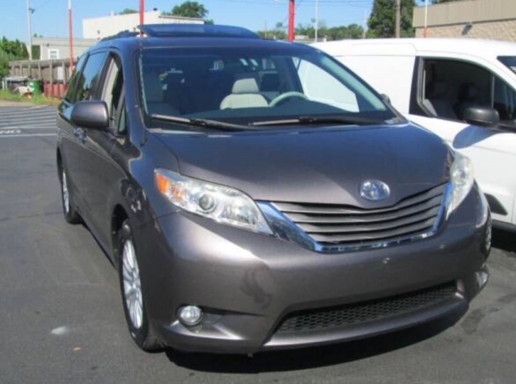 2012 Toyota Sienna XLE 丰田八座、 售