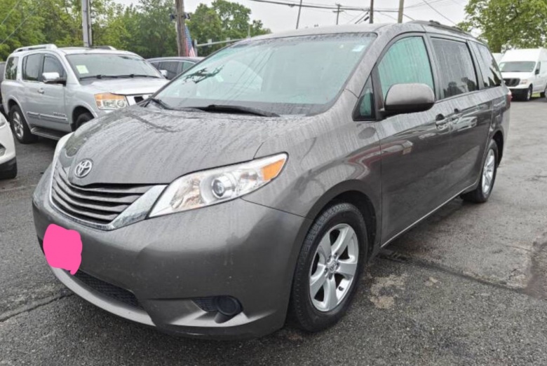 2015 Toyota Sienna LE Mini-Van