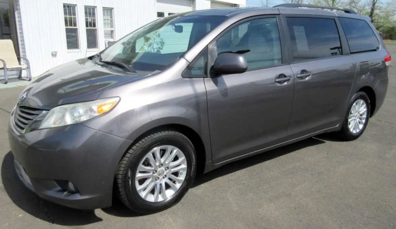 2011 Toyota Sienna XLE 8 Passe