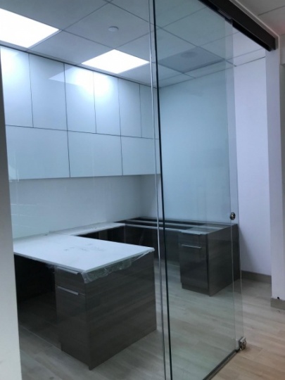 辦  公  室  出  租