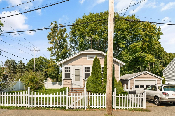 地段优越、拎包可住的精致两居室住宅，是Randolph MA