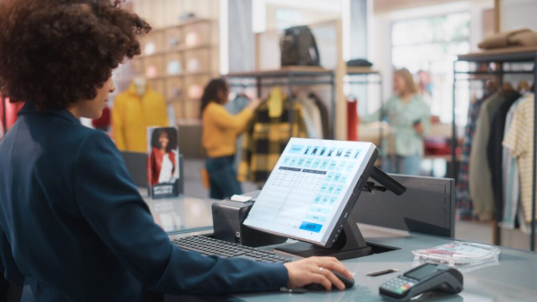 服装店POS系统比较：iPad POS与传统收银机对比